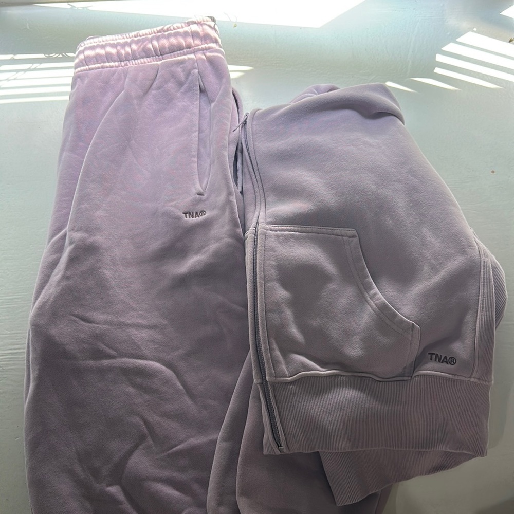 Brand new aritzia set color Gd Lavandin size: small